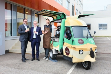 Fritz Kaltenegger, Michael Höllerer und Barista mit der café+co Ape vor dem café+co Headquarter