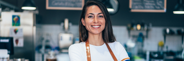 Eine lächelnde Barista vor der Theke