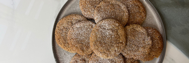 Großansicht vegane Cookies auf einem Teller