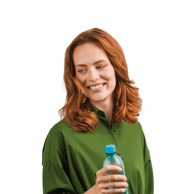 Lächelnde Frau mit Mineralwasserflasche