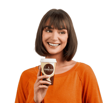 Lächelnde Frau mit Kaffeebecher in der Hand