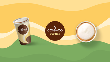 Zwei café+co Kaffeebecher mit Milchschaum, einmal seitlich und einmal von oben aufgenommen, dazwischen das café+co Logo