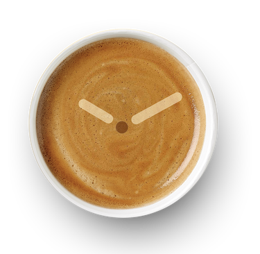 Blick von oben in eine Tasse Kaffee mit Kaffeeschaum, Uhrzeiger grafisch eingefügt