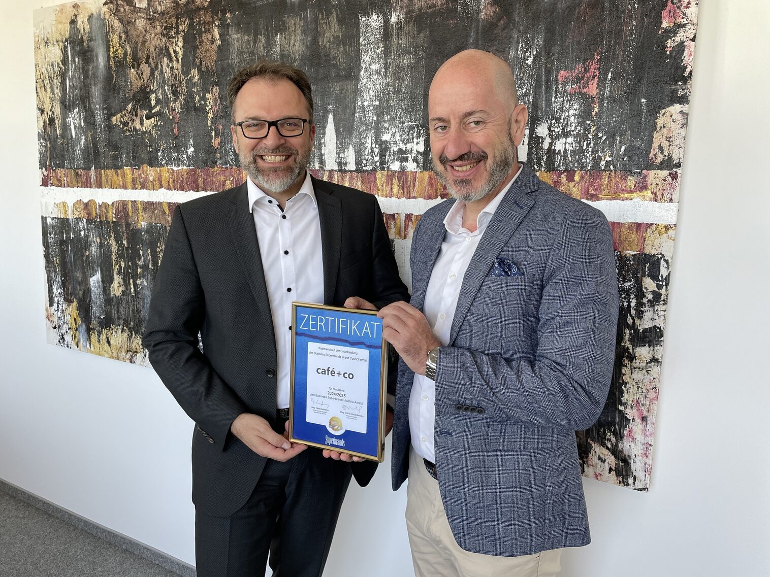Fritz Kaltenegger und András Wiszkidenszky, Managing Director Superbrands CE bei der Zertifikatsüberreichung