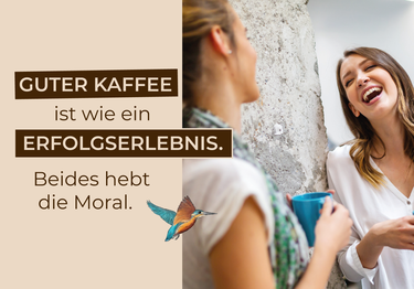 Beschriftung "Guter Kaffee ist wie ein Erfolgserlebnis. Beides hebt die Moral." Daneben eine lachende Frau.