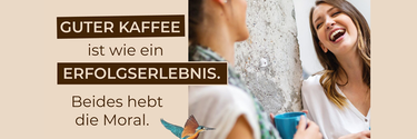 Beschriftung "Guter Kaffee ist wie ein Erfolgserlebnis. Beides hebt die Moral." Daneben eine lachende Frau.