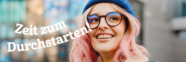 Gesicht einer jungen lachenden Frau und Slogan "Zeit zum Durchstarten!"